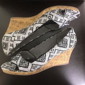 LIFE STRIDE PEEP TOE PATTERNED 3-INCH WEDGE